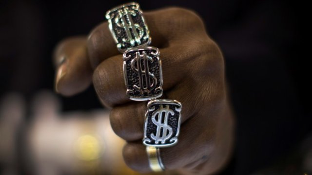 <p>
	Доларът е основно оръжие на САЩ. <em>Снимка: Ройтерс</em></p>
