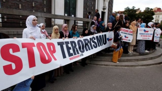 <p>
	Мюсюлмани протестират в Чехия срещу екстремизма.<em> Снимка: Архив Ройтерс</em></p>
