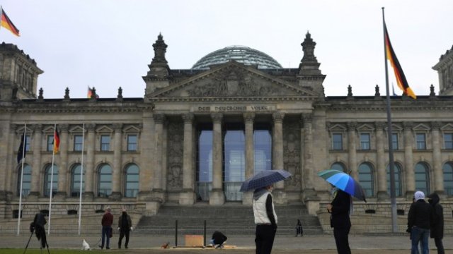 <p>
	Сградата на Бундестага в Берлин. <em>Снимка: Bloomberg</em></p>
