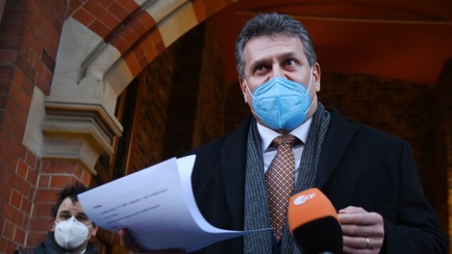 <p>
	Шефчович след срещата в Лондон. Снимка:&nbsp;. EPA/ANDY RAIN</p>
