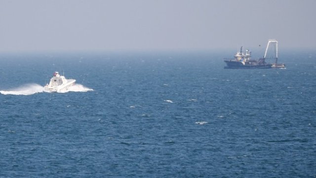 <p>
	Кораб на турската брегова охрана оглежда за миноподобни обекти в Черно море. <em>Снимка: Muhammed Enes Yildirim/Anadolu Agency via Getty Images</em></p>
<p>
	&nbsp;</p>
