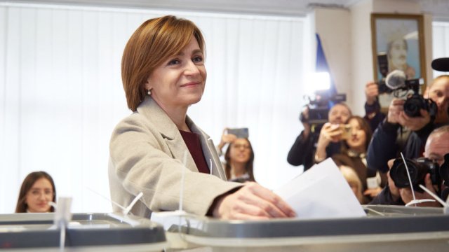 Прозападният действащ президент Мая Санду гласува на първия кръг от изборите. Снимка: Pierre Crom/Getty Images