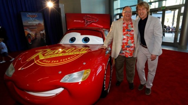 <p>
	<em>Главният творчески директор на Pixar Джон Ласетър (вляво) и актьорът Оуен Уилсън на премиерата на &quot;Колите 3&quot;. Снимка: Ройтерс</em></p>
