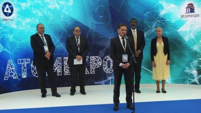 <p>
	<em>Генералният директор на &quot;Росатом&quot; Алексей Лихачов официално откри &quot;Атомекспо&quot; в Москва.&nbsp;</em><em>Снимка:&nbsp;</em><em>&quot;Росатом&quot;&nbsp;</em></p>
