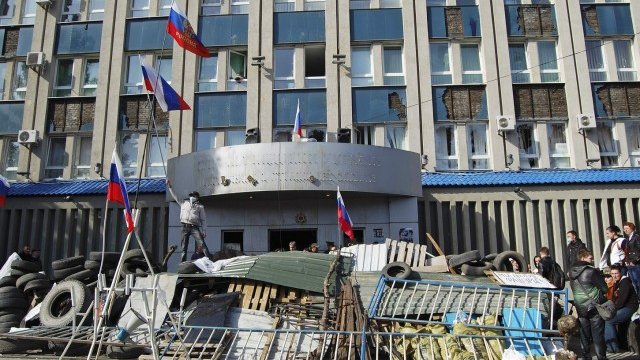 <p style="margin-bottom: 0cm">
	Проруски сепаратисти пред държавна сграда в Луганск в Източна Украйна. <em>Снимка: Ройтерс</em></p>
