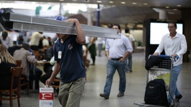 <p>
	Строителни работници и пасажери &quot;съжителстват&quot; на международното летище <span class="st">&bdquo;Президент Жуселино Кубичек&ldquo; в Бразилия. <em>Снимка: Ройтерс</em></span></p>
