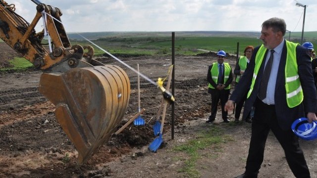 <p style="margin-bottom: 0cm">
	Министърът на околната среда Искра Михайлова и кметът на Хасково Георги Иванов (на снимката) направиха първа копка на система за управление на отпадъците за регион Хасково. <em>Снимка: БТА</em></p>
