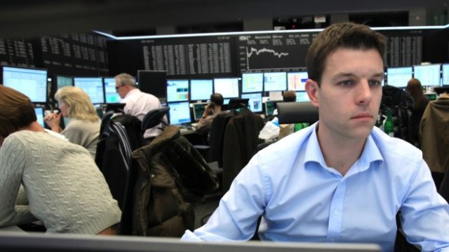 <p>
	Трейдър на пода във Франкфурт. <em>Снимка: Hannelore Foerster/Bloomberg *** Local Caption *** Allan Klein</em></p>
