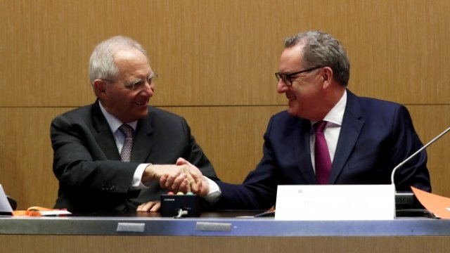 <p>
	Председателят на френското национално събрание Ришар Феран (вдясно) и ръководителят на Бундестага Волфганг Шойбле (вляво). <em>Снимка: Ройтерс</em></p>
