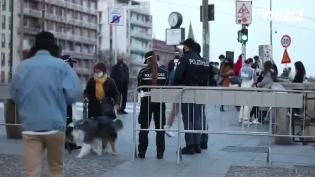 Година по-късно Италия отново е под блокада