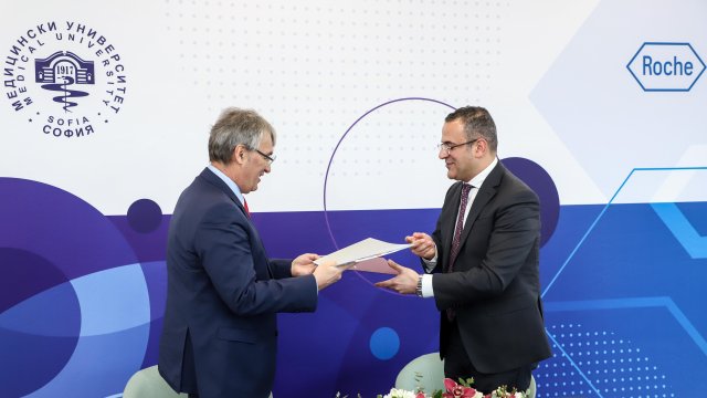 Акад. Лъчезар Трайков (вляво) и Хишам Сабри (вдясно). Снимка: &bdquo;Рош България&ldquo; 