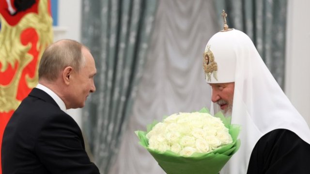 <p>
	&nbsp;Руският президент Путин (вляво) и патриарх Кирил. <em>Снимка: EPA/MIKHAIL METZEL</em></p>
