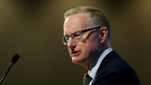 <p>
	Финансовите пазари очакват първото увеличение на лихвите да е през юни в размер на 15 базисни пункта, докато повечето икономисти смятат, че то ще се случи през август.<em> Bloomberg L.P</em></p>
