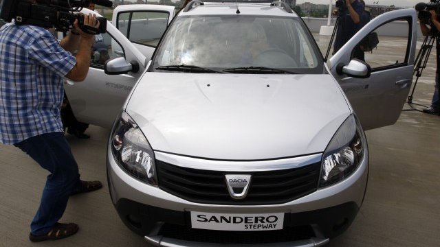 <p>
	Dacia Sandero е един от успешните евтини модели. <em>Снимка: Ройтерс</em></p>
