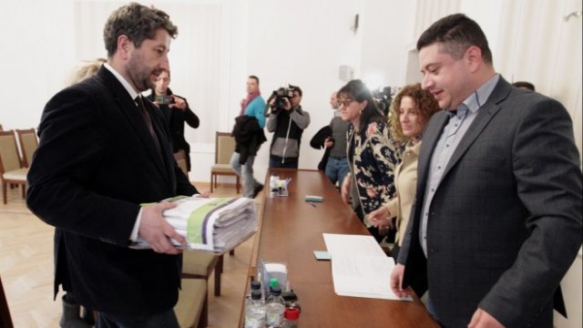 <p>
	Христо Иванов (вляво) от коалиция &quot;Движение Да България&quot; внася в ЦИК подписите за регистрация и участие в изборите. <em>Снимка: БТА</em></p>
