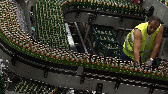 <p>
	Поточна линия за производство на бира на InBev. <em>Снимка: Ройтерс</em></p>
