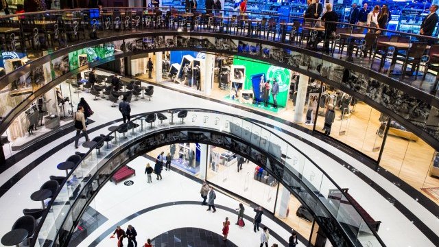 <p>
	По-високата покупателна способност на потребителите ще доведе до нарастване на продажбите на дребно през изключително важния период на коледното пазаруване. <em>Снимка: Ройтерс</em></p>
