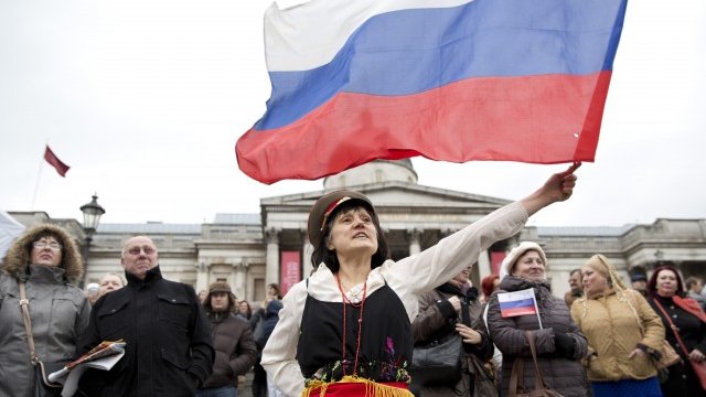 <p>
	Руснаци празнуват Масленица в Лондон. <em>Снимка: Ройтерс</em></p>
