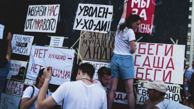 <p>
	Протестите в Беларус през миналото лято след президентските избори.<em> Снимка: Evgeny Maloletka/Bloomberg</em></p>
