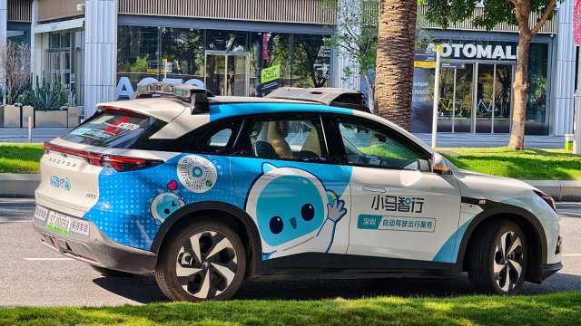 Роботакси ARCFOX Alpha T5 на Pony.ai, е паркирано в Шънджън, провинция Гуандун, Китай. Снимка: VCG/VCG via Getty Images