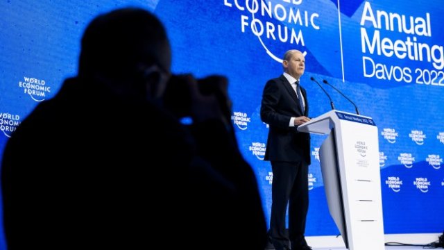 <p>
	Германският канцлер по време на изказването си. <em>Снимка:&nbsp;&nbsp;EPA/LAURENT GILLIERON</em></p>
