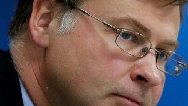 <p>
	Заместник-председателят на ЕК Валдис Домбровскис.&nbsp;<em>Снимка: Ройтерс</em></p>
