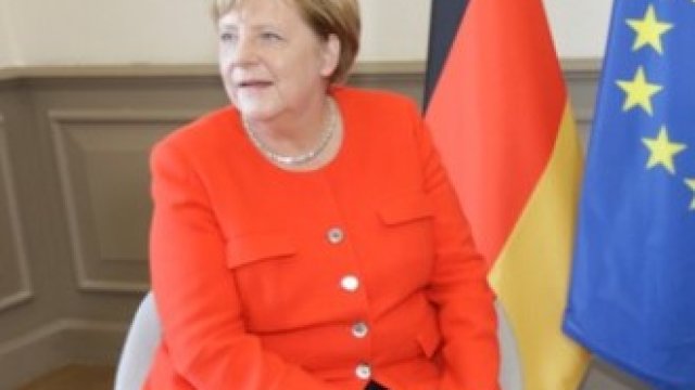 <p>
	Ангела Меркел и Еманюел Макрон на срещата си в Марсилия.&nbsp;<em>Снимка: Ройтерс</em></p>
