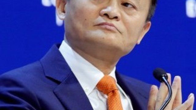 <p>
	Джак Ма създаде Alibaba през 1999 г., а сега пазарната оценка на компанията е около 420 млрд. долара.&nbsp;<em>Снимка: Ройтерс</em></p>
