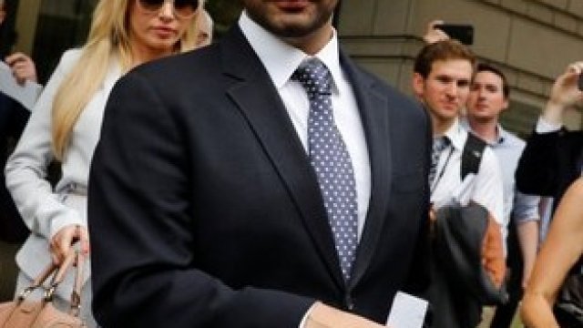 <p>
	Джордж Пападопулос напуска съда във Вашингтон.&nbsp;<em>Снимка: Ройтерс</em></p>
