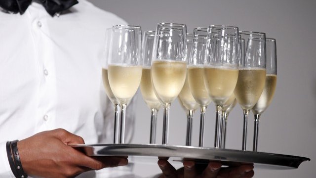 <p>
	Продажбите на шампанско често са разглеждани като показател на настроенията на потребителите и отражение на икономическия растеж. <em>Снимка: архив Ройтерс</em></p>
