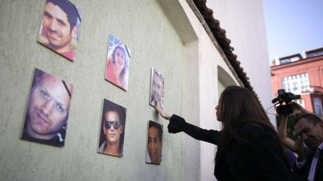 <p>
	Шестима загинаха след взрива на автобуса с израелски туристи на летището в Бургас. <em>Снимка: архив, Ройтерс</em></p>
