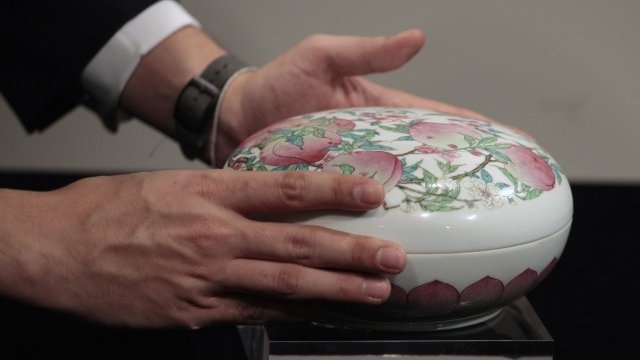 <p>
	Предмет на китайското изкуство на търг в Хонконг. <em>Снимка: Ройтерс</em></p>
