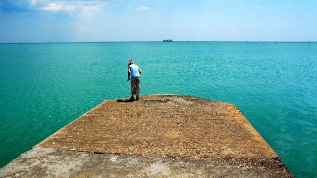<p>
	Морето подкопава алеята, а свлачище разруши участък от нея през 2010 г. Снимка: vladislav.bezrukov. Лиценз: <a href="http://creativecommons.org/" target="_blank"><strong>Creative Commons</strong></a></p>
