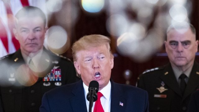 <p>
	Президентът на САЩ Доналд Дж. Тръмп изнася изявление относно отговора на САЩ на иранските ракетни удари в Голямото фоайе на Белия дом във Вашингтон. <em>Снимка:&nbsp; EPA / MICHAEL REYNOLDS</em></p>
