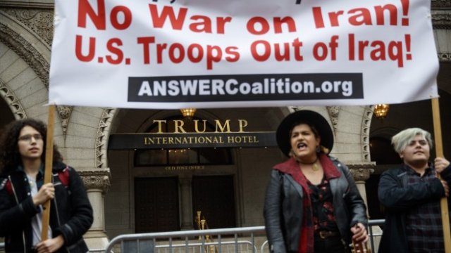 <p>
	Демонстрантите се събират пред хотел Trump International Hotel, за да протестират срещу участието на американските военни в Близкия изток.<em> Снимка: EPA / SHAWN THEW</em><br />
	<br />
	&nbsp;</p>
