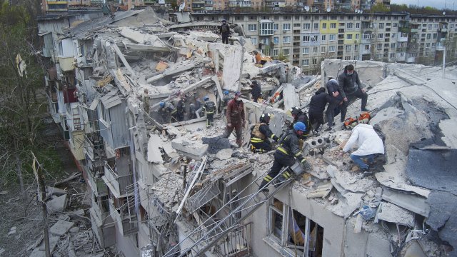 При руска атака над жилищна сграда в Словянск (Донецк) бяха убити поне петима цивилни. Снимка: EPA/YEVGEN HONCHARENKO