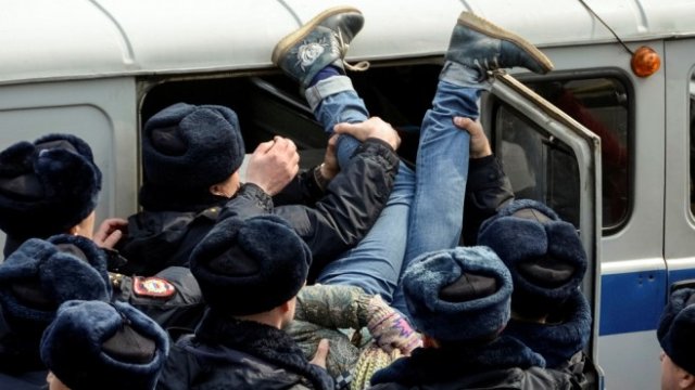 <p>
	Полицаи аресуват участник в антиправителствените протести във Владивосток, 26 март 2017. <em>Снимка: Ройтерс</em></p>
