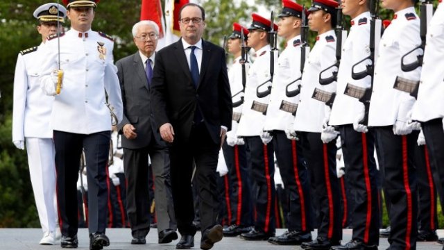 <p>
	Френският президент Франсоа Оланд се срещна със сингапурския си колега Тони Тан Кенг Ям. <em>Снимка: Ройтерс</em></p>
