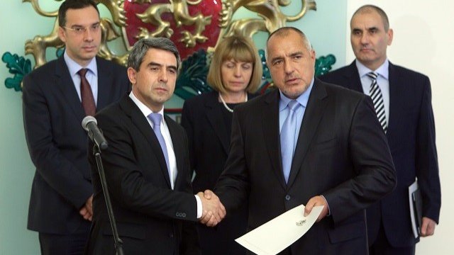 <p>
	Президентът Росен Плевнелиев връчи мандата на Бойко Борисов в присъствието на Димитър Николов, Йорданка Фандъкова и Цветан Цветанов (на втория ред отляво надясно). Снимка: <em>БТА</em></p>
