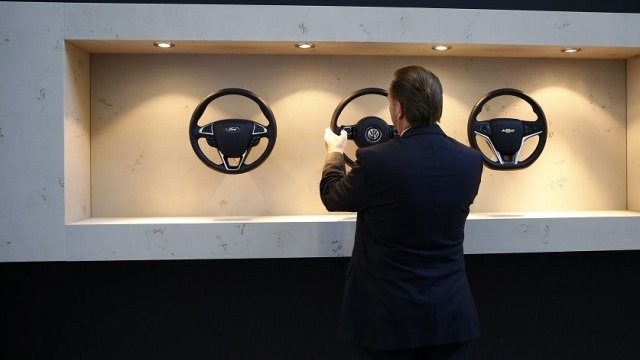 <p>
	Щандът на Takata на изложението във Франкфурт.<em> Снимка: Ройтерс </em></p>
