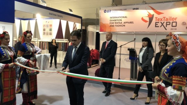 <p>
	Зам.-икономическият министър Лъчезар Борисов открива изложението &bdquo;ТексТейлърЕкспо&ldquo;.<em> Снимка: Министерство на икономиката</em></p>
