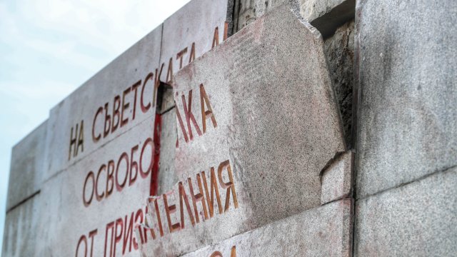 През седмицата бе счупена плочата на Паметника на съветската армия в центъра на София. Случилото се повдигна въпроса за евентуалното демонтиране на монумента. Снимка: Димитър Кьосемарлиев, Investor Media Group