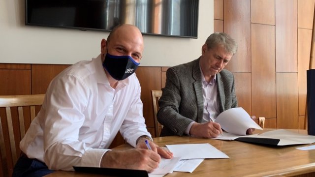 <p>
	Подписването на меморандума. <em>Снимка:&nbsp;AES България</em></p>
