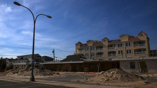 <p>
	Опустошителният ураган Санди нанесе щети за милиарди долари по източното крайбрежие на САЩ.<em> Снимка: архив, Ройтерс</em></p>
