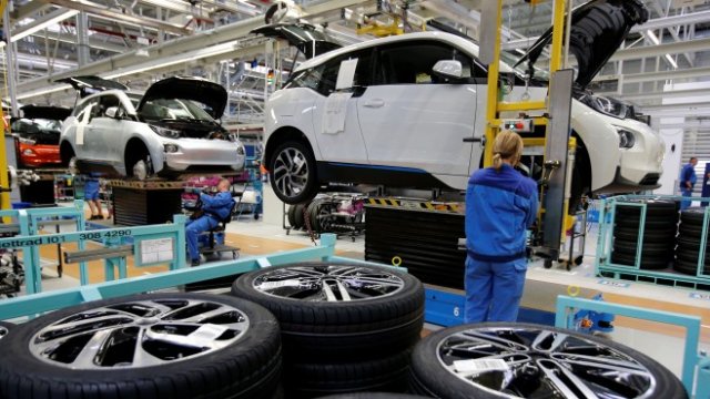 <p>
	Служител монтира гуми на електрически автомобил BMW i3 в завода на BMW в Лайпциг. <em>Снимка: Ройтерс</em></p>
