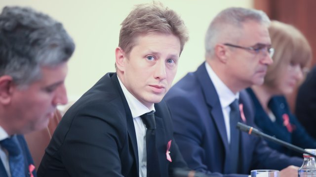 Заместник-министърът на икономиката и индустрията Ивайло Шотев (в средата). Снимка: Надежда Пеева, БГНЕС