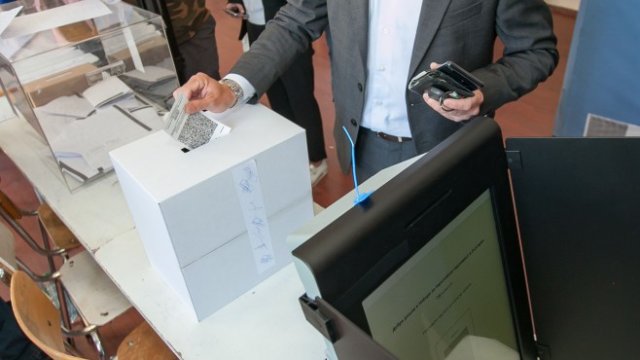 <p>
	Гласоподавател в столицата на България - София. <em>Снимка: Димитър Кьосемарлиев, Investor Media Group</em></p>
