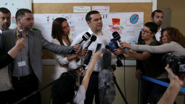 <p>
	Ципрас дава изявление пред журналисти, след като гласува в неделя. <em>Снимка: Ройтерс</em></p>
