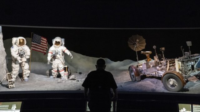 <p>
	<em>Посетител разглежда изложба в космическия център Johnson на НАСА в Хюстън, Тексас. Снимка: Go Nakamura/Bloomberg</em></p>
