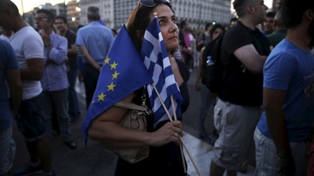 <p>
	Митинг в подкрепа на оставането на Гърция в еврозоната се проведе пред сградата на парламента. Снимка: <em>Ройтерс</em></p>
